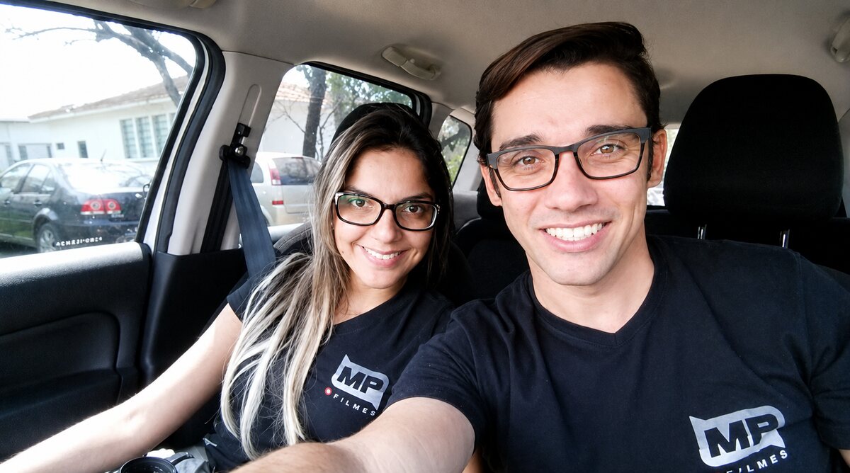 Marcos Paiva e Flávia Paiva com as camisetas da MP Filmes